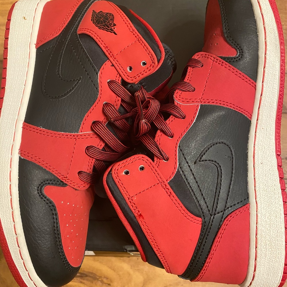 Air Jordan 1 Mid red/black size 5y